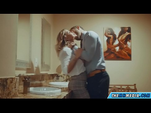 ❤️ Ko vas prsata blondinka zapelje na javnem stranišču ❤ Domače porniče pri nas